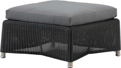 Diamond Hocker von Cane-Line: Grauer Outdoor Hocker mit Kissen und geflochtenem Untergestell.